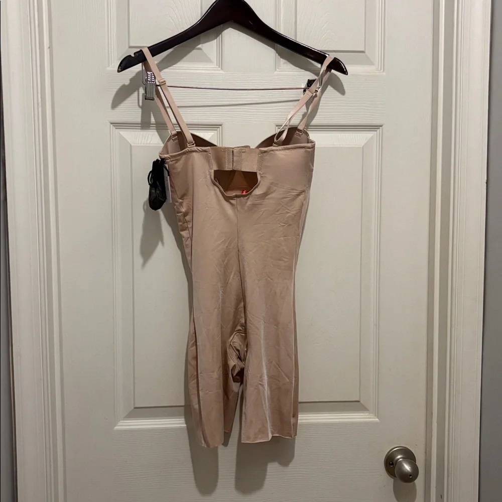 ‼️BNWT‼️Spanx Strapless Cupped Mid-Thigh Bodysuit - Picture 4 of 7